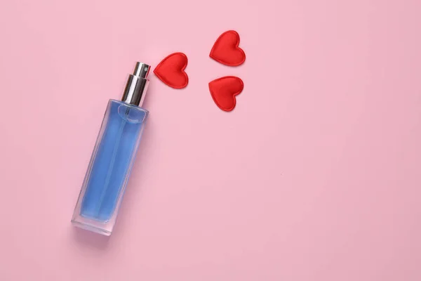 Flacon Parfum Avec Coeurs Sur Fond Rose — Photo