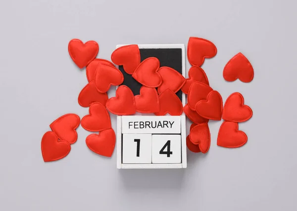 Fevereiro Calendário Madeira Com Corações Fundo Cinza Dia Dos Namorados — Fotografia de Stock