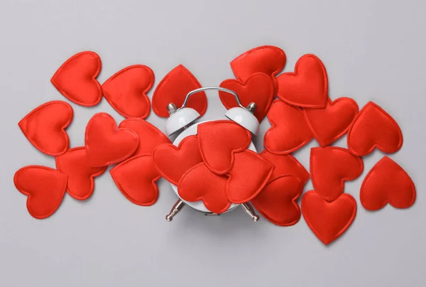 Poplašné Hodiny Srdcem Šedém Pozadí Valentýn — Stock fotografie