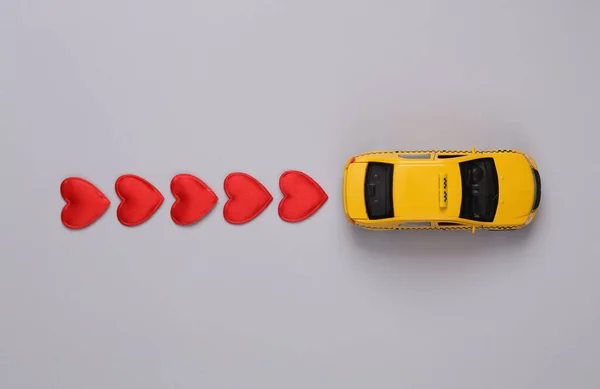 带有灰色背景的心形玩具出租汽车 情人节 二月十四日的概念 — 图库照片