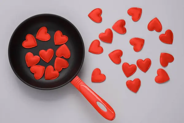 Smažená Pánev Srdcem Šedém Pozadí Láska Romantika Valentýn Února — Stock fotografie