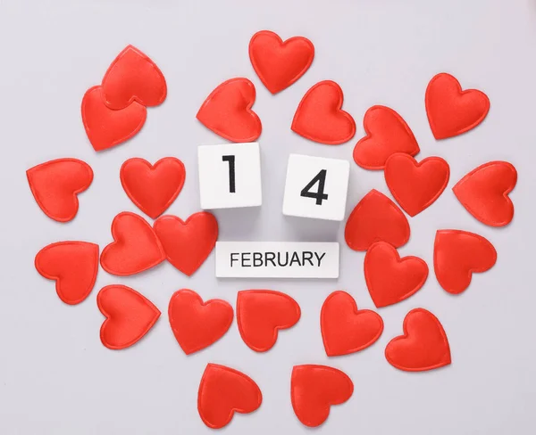 Fevereiro Calendário Madeira Com Corações Fundo Cinza Dia Dos Namorados — Fotografia de Stock