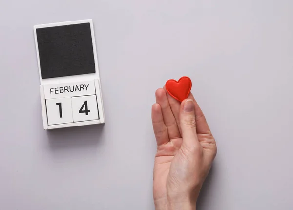 Γυναικείο Χέρι Καρδιά Και Φεβρουαρίου Ημερολόγιο Γκρι Φόντο Ημέρα Του — Φωτογραφία Αρχείου