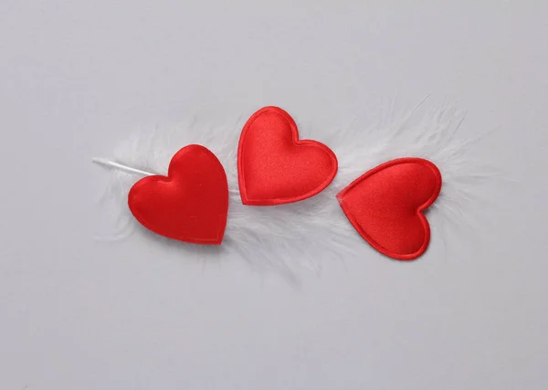Weiche Feder Mit Herzen Auf Grauem Hintergrund Liebe Romantik Valentinstag — Stockfoto