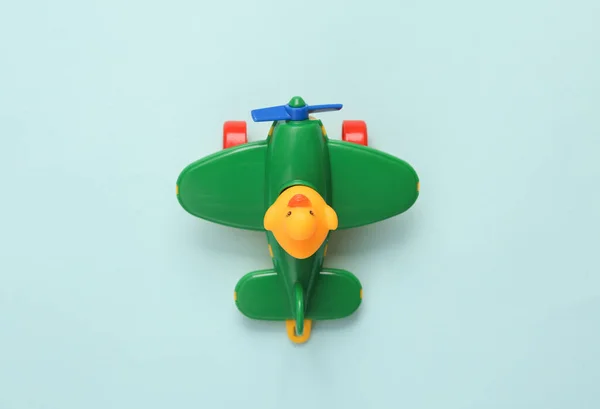 Avião Brinquedo Com Pato Borracha Fundo Azul — Fotografia de Stock