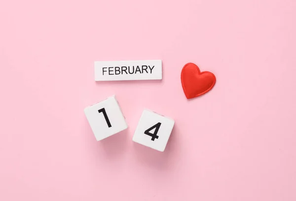 Fevereiro Calendário Madeira Com Coração Sobre Fundo Rosa Dia Dos — Fotografia de Stock