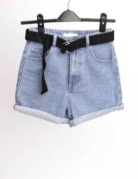 Calções Jeans Azuis Femininos Com Cinto Sobre Fundo Branco — Fotografia de Stock