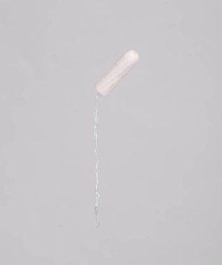 Gri arkaplanda yakın plan Tampon