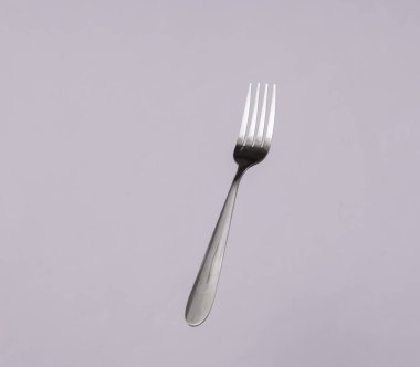 Gri arkaplanda metal çatal yükseliyor