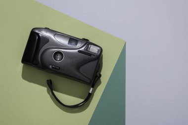 Kağıt küpün üzerindeki retro kamera. Optik yanılsama. Geometrik bileşim. Asgari yaratıcı yerleşim