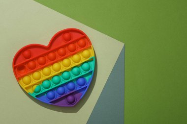 Kağıt küpün üzerine anti-stres oyuncağı koy. Optik yanılsama. Geometrik bileşim. Asgari yaratıcı yerleşim