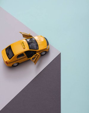 Kağıt küpün üzerinde oyuncak taksi. Optik yanılsama. Geometrik bileşim. Asgari yaratıcı yerleşim