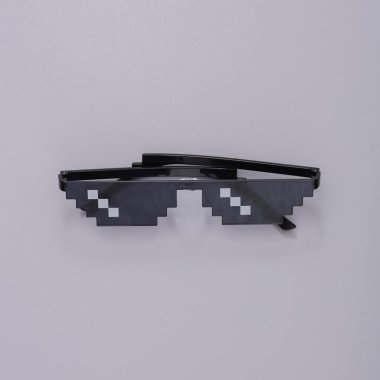 Gri arkaplanda pikselleştirilmiş 8 bit güneş gözlüğü