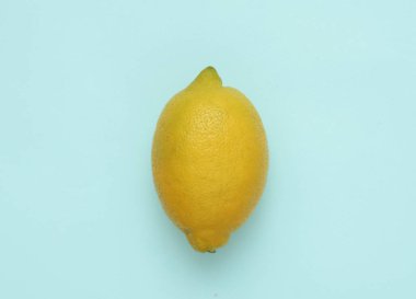 Mavi arka planda limon. En az gıda konsepti