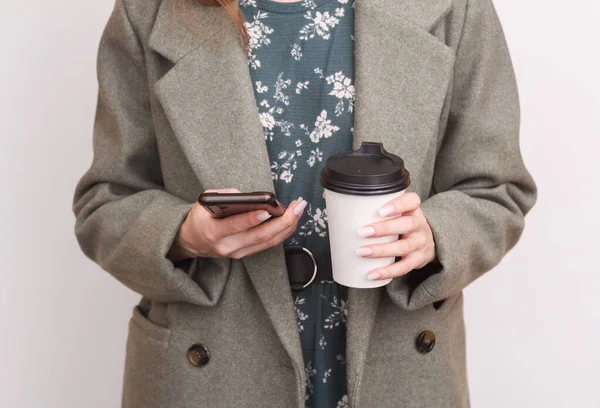 Žena Vlněné Podzimní Kabát Taškou Drží Šálek Kávy Pomocí Smartphone — Stock fotografie