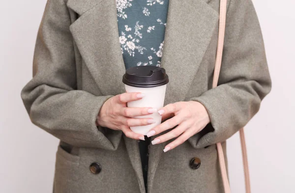 Žena Vlněném Podzimním Kabátu Taškou Drží Šálek Kávy Bílém Pozadí — Stock fotografie