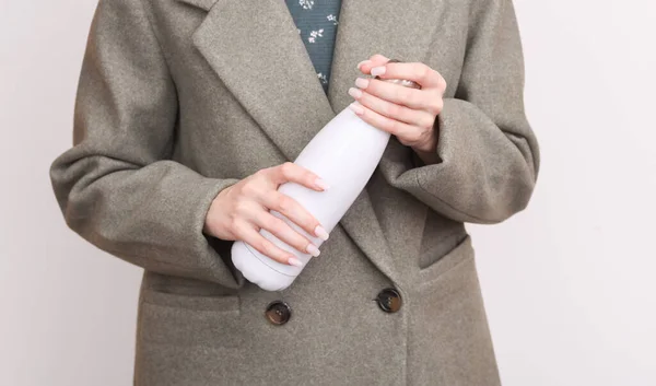 Жінка Вовняному Пальто Тримає Пляшку Термос Білому Тлі — стокове фото