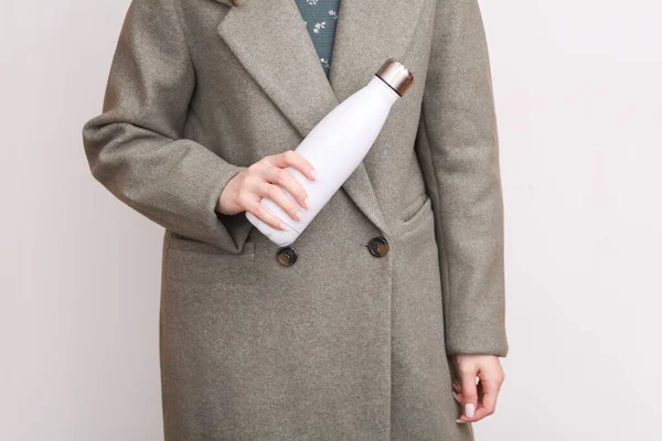 Жінка Вовняному Пальто Тримає Пляшку Термос Білому Тлі — стокове фото