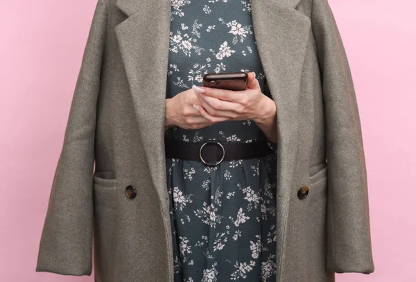 Жінка Сукні Вовняному Пальто Використовуючи Смартфон Рожевому Фоні — стокове фото