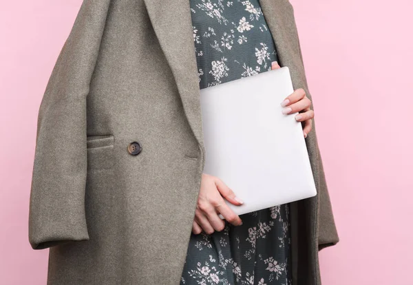 Žena Vlněném Kabátu Drží Uzavřený Notebook Růžovém Pozadí — Stock fotografie