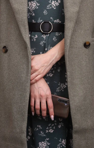 Žena Šatech Vlněný Kabát Drží Smartphone Růžovém Pozadí — Stock fotografie