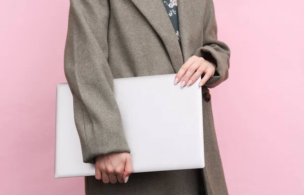 Žena Vlněném Kabátu Drží Uzavřený Notebook Růžovém Pozadí — Stock fotografie