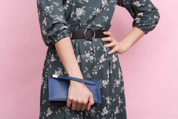 Frau Kleid Hält Brieftasche Auf Rosa Hintergrund — Stockfoto