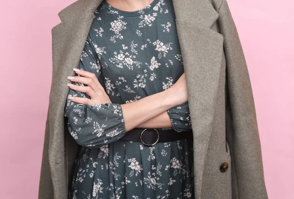 Fashion Vrouw Jurk Wollen Jas Poseren Roze Achtergrond — Stockfoto
