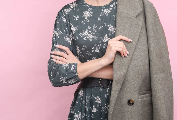 Modefrau Kleid Und Wollmantel Posiert Auf Rosa Hintergrund — Stockfoto