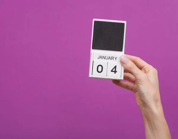 Женщина Держит Деревянный Календарь Датой Января Фиолетовом Фоне — стоковое фото