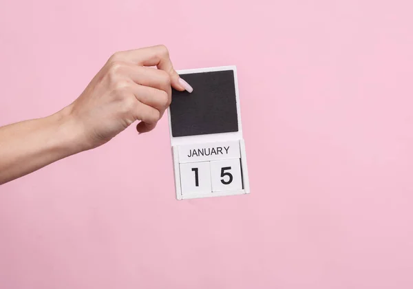Женщина Держит Деревянный Календарь Датой Января Розовом Фоне — стоковое фото