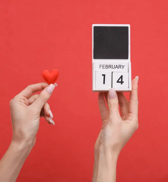 Γυναικεία Χέρια Κρατώντας Ξύλινο Ημερολόγιο Ημερομηνία Φεβρουαρίου Και Καρδιά Κόκκινο — Φωτογραφία Αρχείου