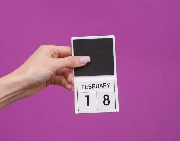 Женщина Держит Деревянный Календарь Датой Февраля Фиолетовом Фоне — стоковое фото