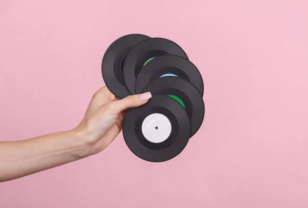 Hand Van Vrouw Heeft Een Miniatuur Vinyl Plaat Een Roze — Stockfoto