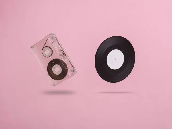 Grabación Cassette Audio Vinilo Levitando Sobre Fondo Rosa Concepto Música — Foto de Stock