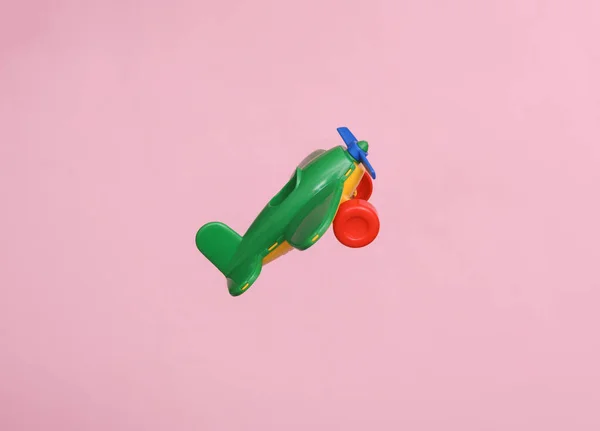 带螺旋桨的玩具飞机 粉色背景隔离 — 图库照片