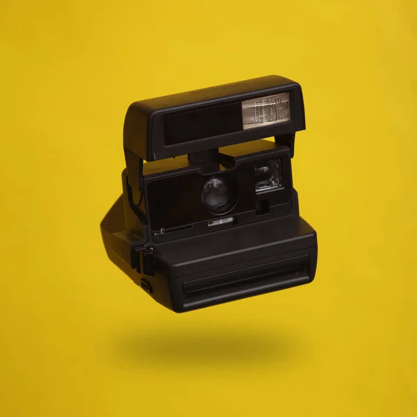 Schwebende Retro Kamera Schwebt Auf Gelbem Hintergrund Mit Schatten — Stockfoto