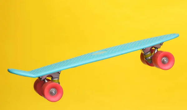 Jugend Kunststoff Penny Board Isoliert Auf Gelbem Hintergrund — Stockfoto