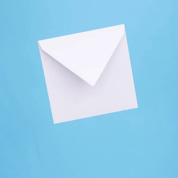 Weißer Leerer Umschlag Schwebt Auf Blauem Hintergrund — Stockfoto