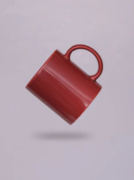 Copo Cerâmica Vermelha Levitando Fundo Cinza Com Sombra — Fotografia de Stock