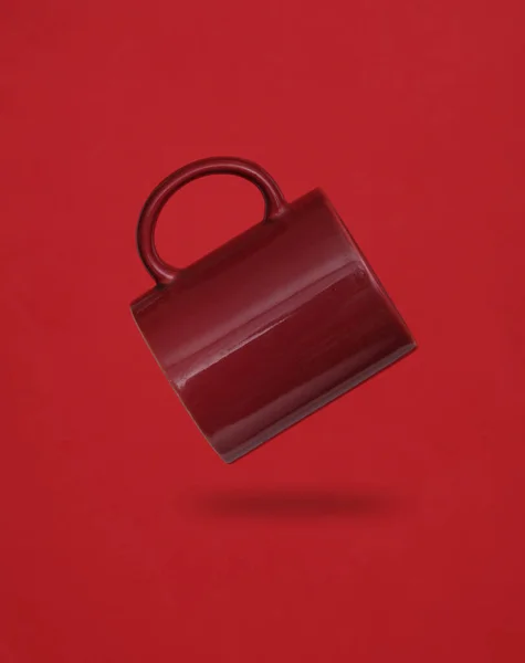 Röd Keramik Kopp Levitera Röd Bakgrund Med Skugga — Stockfoto