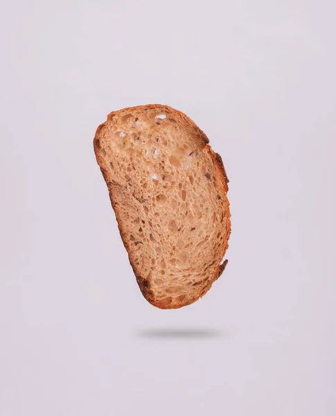Κομμάτι Ψωμί Σίκαλης Αιωρείται Γκρι Φόντο Σκιά — Φωτογραφία Αρχείου