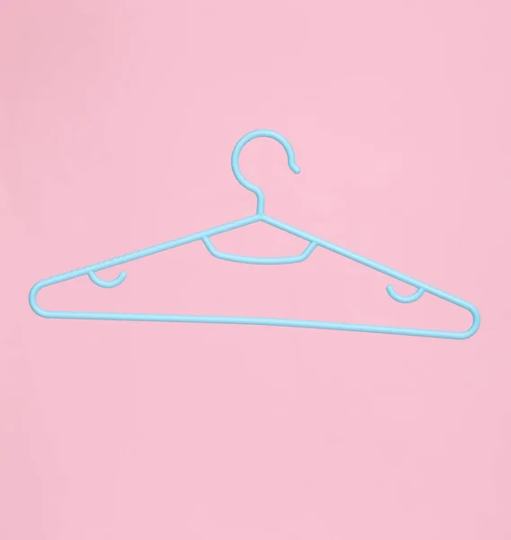 분홍빛 파스텔 배경에 분리되어 플라스틱 옷걸이 — 스톡 사진