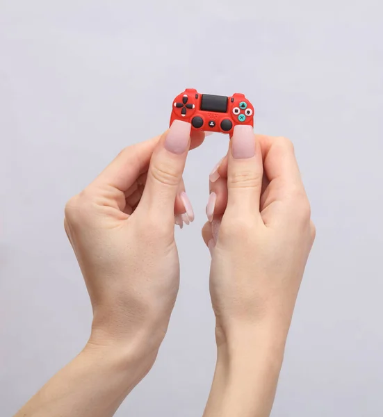 Kobiece Dłonie Trzymające Mini Gamepad Szarym Tle — Zdjęcie stockowe