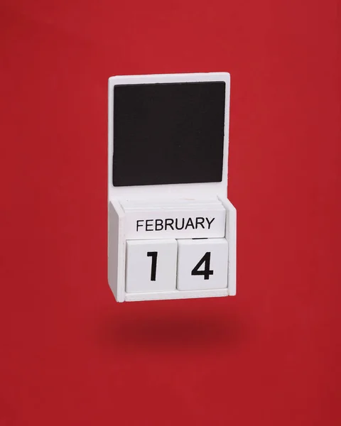 Деревянный Календарь Февраля Даты Левитации Красном Фоне День Святого Валентина — стоковое фото