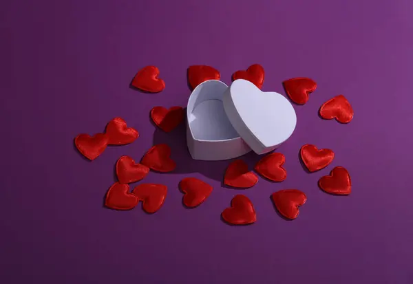 Bílá Krabice Srdcem Purpurovém Pozadí Milostný Koncept Valentýn Únor Kreativní — Stock fotografie
