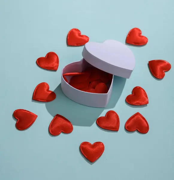 Bílá Krabice Srdcem Modrém Pozadí Milostný Koncept Valentýn Únor Kreativní — Stock fotografie