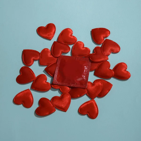 Kondom Med Hjärtan Blå Bakgrund Kärlek Koncept — Stockfoto
