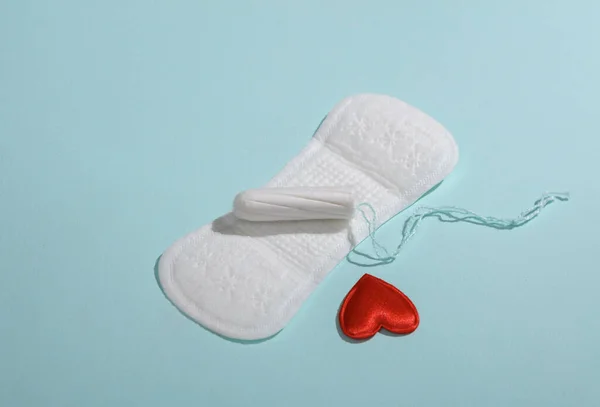 Kvinnors Intima Hygien Pad Med Tampong Och Ett Hjärta Blå — Stockfoto