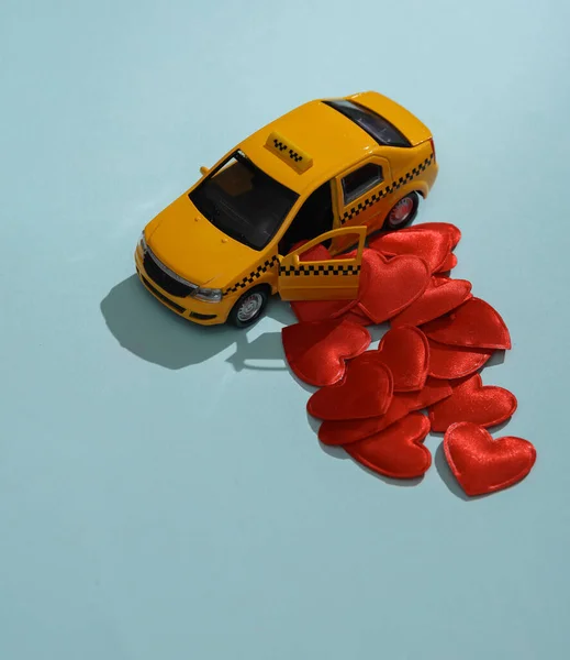 一辆蓝色底色心的出租车 爱情的概念 情人节 2月14日的庆祝 创造性的布局 — 图库照片